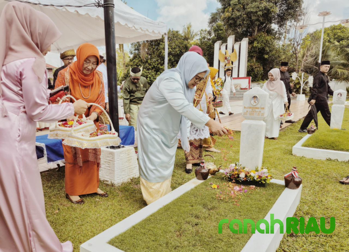 Wakil Gubenur Kepri, Hj Marlina Agustin gelar Ziarah Kubur dan Tabur Bunga di TMP