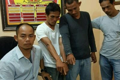 Lagi Santai Dua Pemuda Ini Ditangkap, Ngedar sabu sih, Apess Deh..