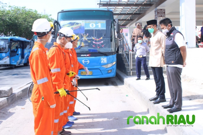 Kadishub pantau Dompet Dhuafa Riau Semprot Halte dan Bus Transmetro Pekanbaru