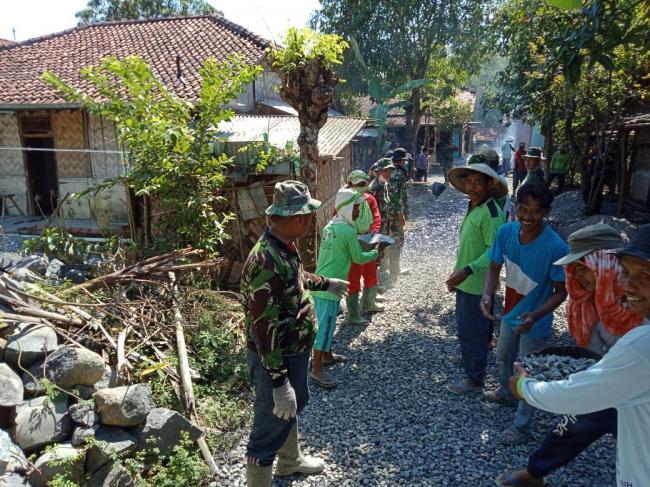  Dibantu Warga, Satgas TMMD Usung Sertu