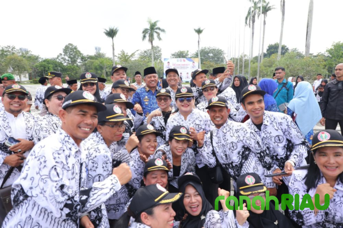 Bupati Siak Alfedri  pimpin Acara Peringatan Hari Guru Nasional di Halaman Kantor Bupati