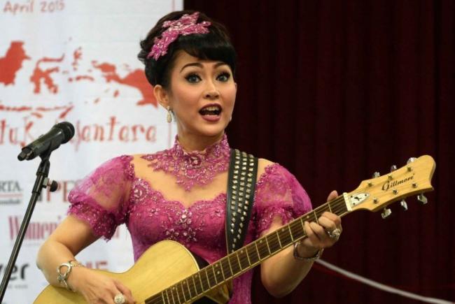 Ratna Listy Lebih Suka di Rumah