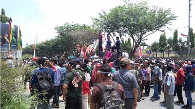 Ratusan Warga Suku Sakai Memilih Bertahan Di Kantor Gubernur