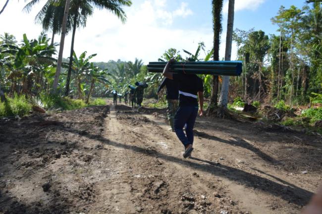 Hujan dan Licin, Tak Menyurutkan Satgas dan Mahasiswa Bekerja
