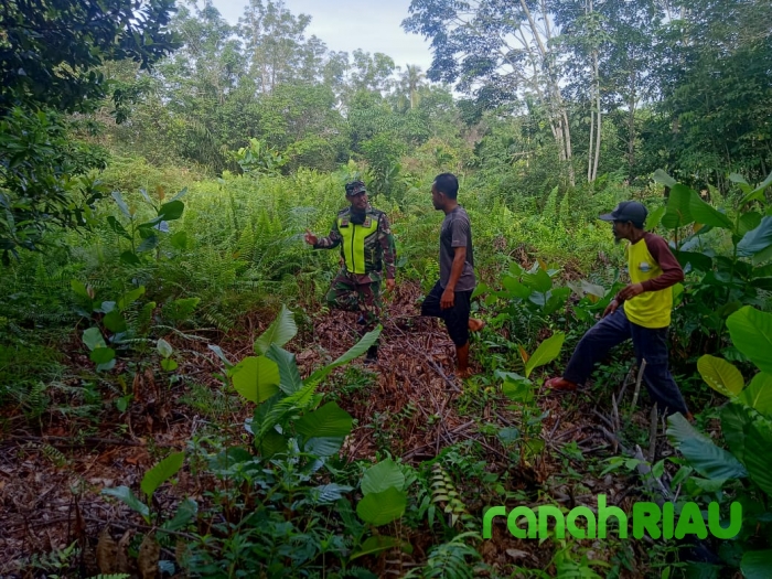 Babinsa Beserta MPA Patroli Rutin Karhutla dan Pengecekan Embung