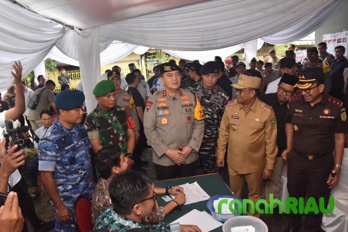 Danrem 031/WB Bersama Pj. Gubernur Dan Forkopimda Riau tinjau TPS Pelaksanaan Pilkada