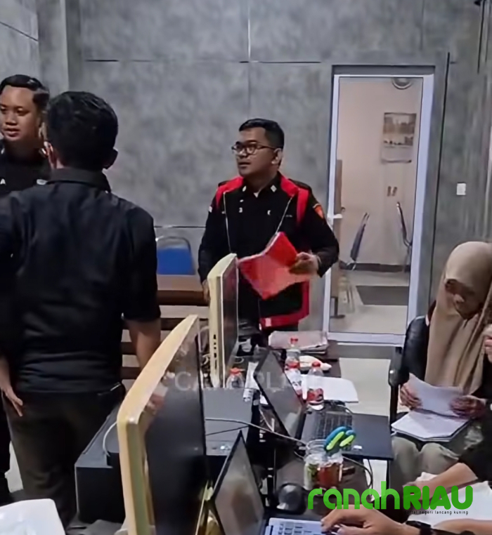 GEGER! Kantor Bupati Meranti Digeledah Kejari, 1 Kotak Dokumen dibawa Penyidik