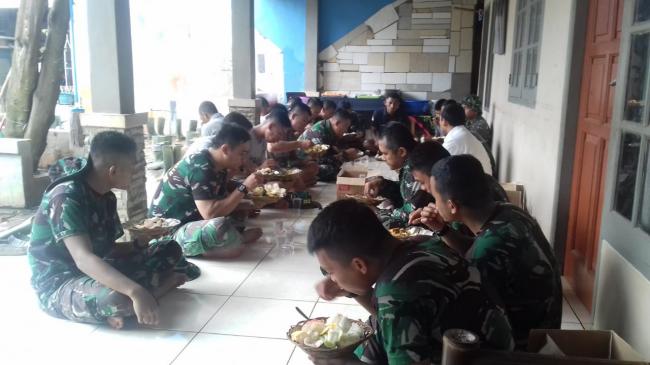 Kekompakan Dan Kebersamaa. Satgas TMMD Terlihat Saat Makan Siang