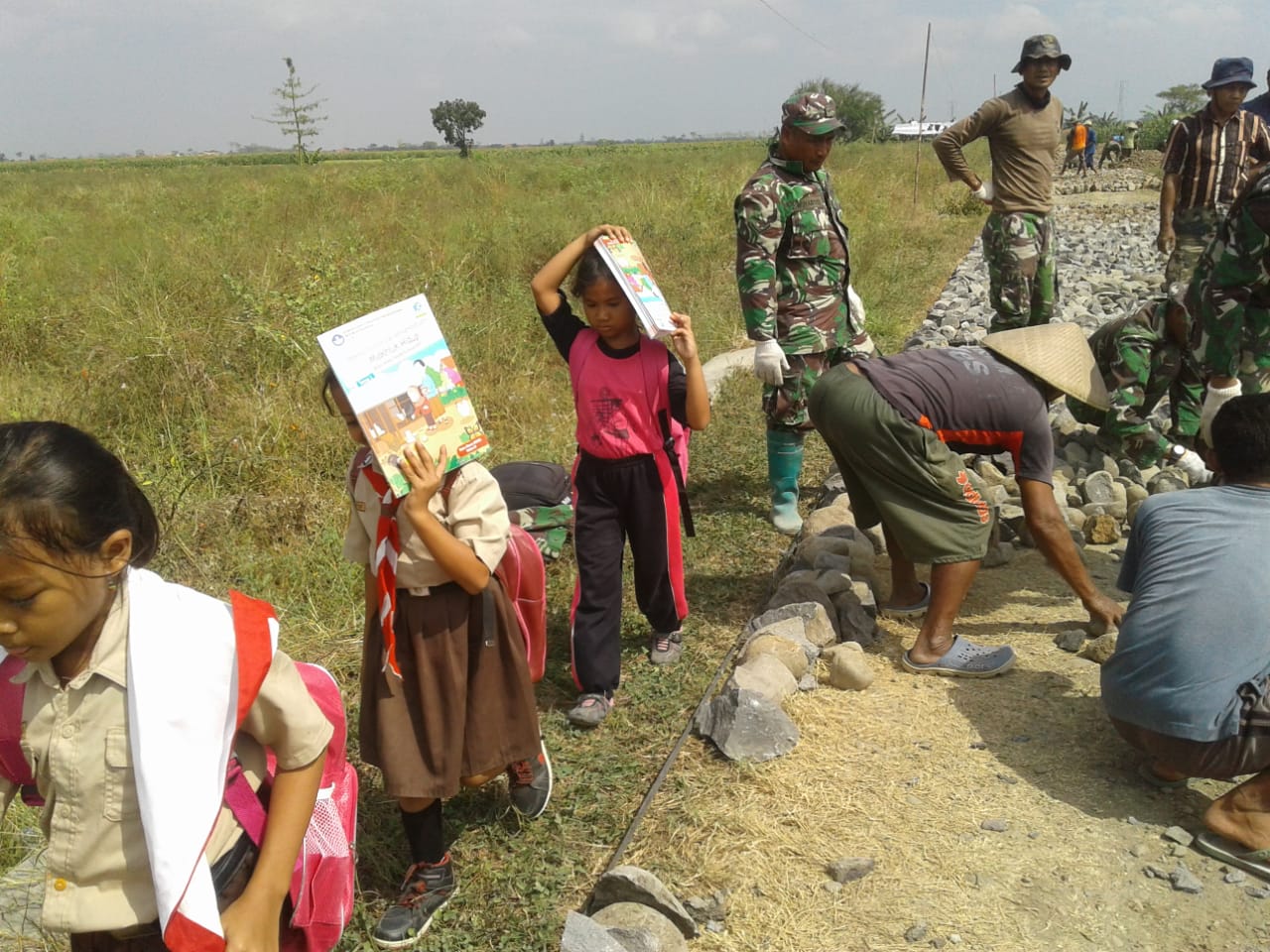 . Sepulang Sekolah, Puluhan Siswi Jatimulya Sisir Jalan Tikus