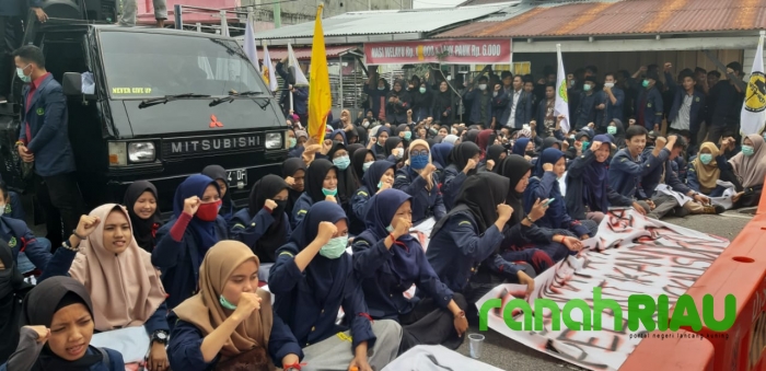 Ketua dan Wakil DPRD Bengkalis Sementara Menerima Pesan Dari Mahasiswa