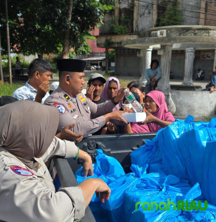 Jumat Berkah Polantas Riau: Tak Sekedar Menertibkan Jalan tapi Juga menyentuh Hati rakyat Kecil