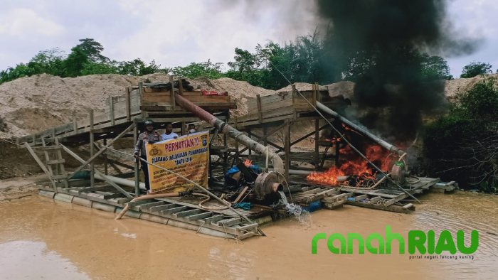 Aktivitas PETI kian marak, 2 Unit Dompeng Hangus Dibakar Aparat