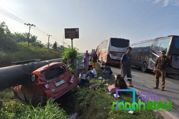 Bus Bintang Utara Hantam Calya Hingga masuk Bawah Pipa Pertamina di Rohil
