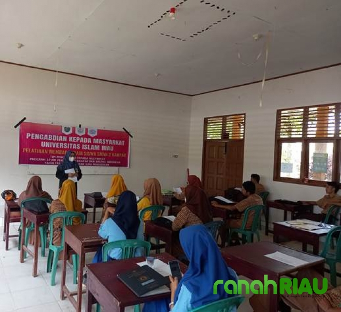 Dosen PBSI UIR Latih Siswa SMAN 2 Kampar Membaca Syair