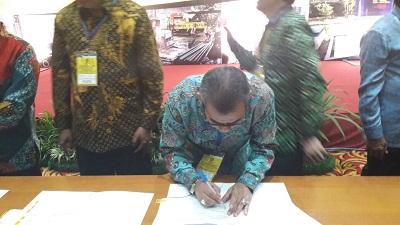 Bupati Kuansing Tanda Tangani BAST Hibah di Bandung