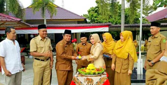 Semarak HUT SMANSA Teluk Kuantan, Dimeriahkan Pemotongan Tumpeng