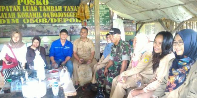 Bersama Penyuluh Dinas Pertanian Bogor, Babinsa Koramil Bojong Gede Sukseskan Swasembada Pangan