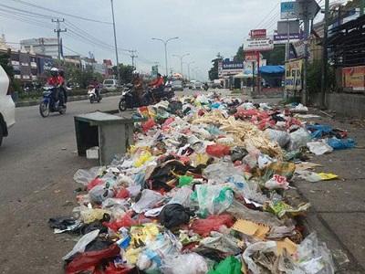  Sampah Berserakan, Ini Solusi Kepala DLHK Pekanbaru