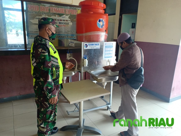 Babinsa Serda Wagianto Berikan Penerapan Disiplin di Pelabuhan BSL