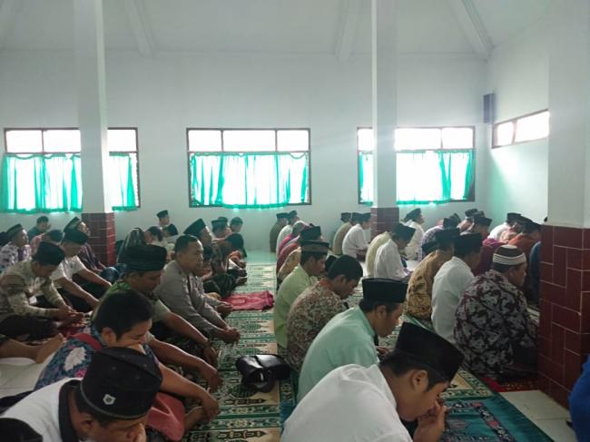  Tunaikan Solat Jumat, TNI Duduk di Sof Bareng Jamaah