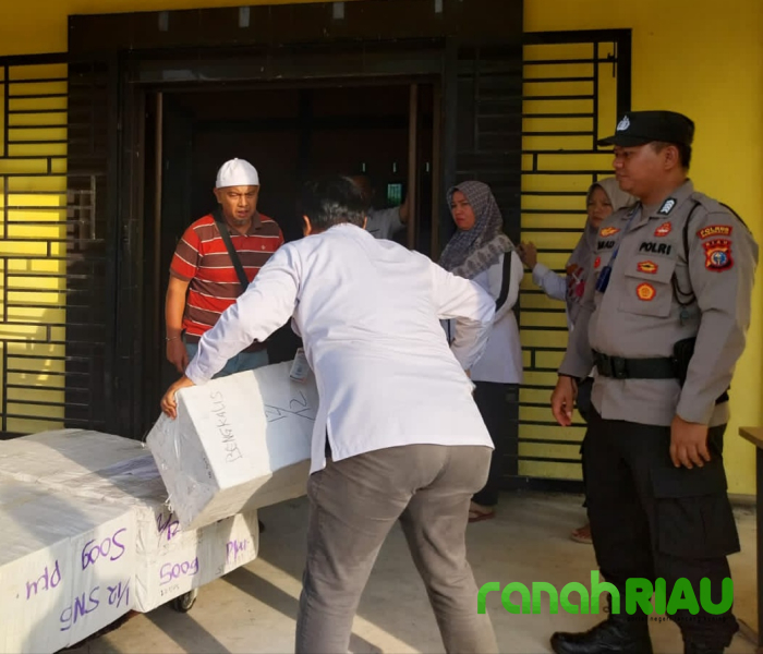 Polisi Amankan Kedatangan Logistik Pemilu 2024 di Kantor KPU Bengkalis