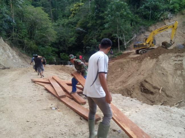 KUrang Bahan Kayu di Jembatan II, TNI lakukan Pengedropan Kembali