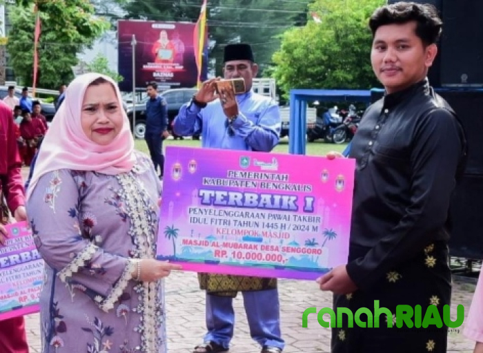 Bupati Bengkalis Serahkan Penghargaan Pemenang Lomba Lampu Colok dan Pawai Takbir