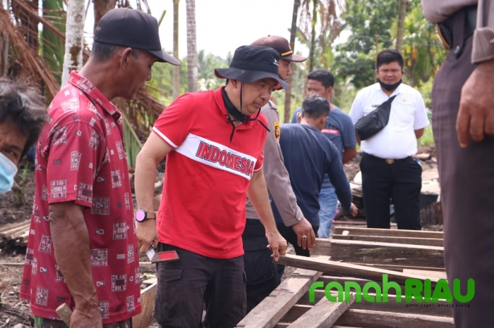 Ketua DPRD Inhil dan Kapolsek Gas Serta Warga Membuatkan Rumah Pak Kaum Mesjid