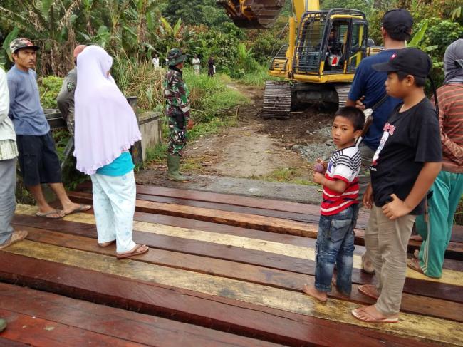 Buruh Tani Senang Jalan Hampir Selesai