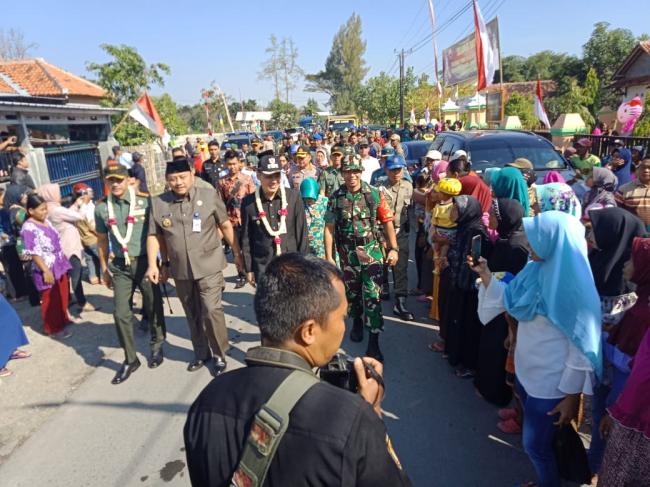 Warga Berkerumun Sambut Wabup Tegal Sebelum Upacara TMMD
