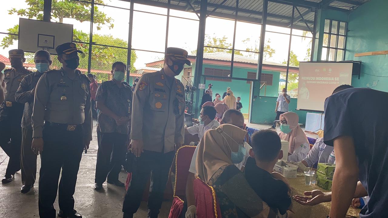 Kapolsek Mandau dampingi Kapolres Monitor Pelaksanaan Vaksinasi