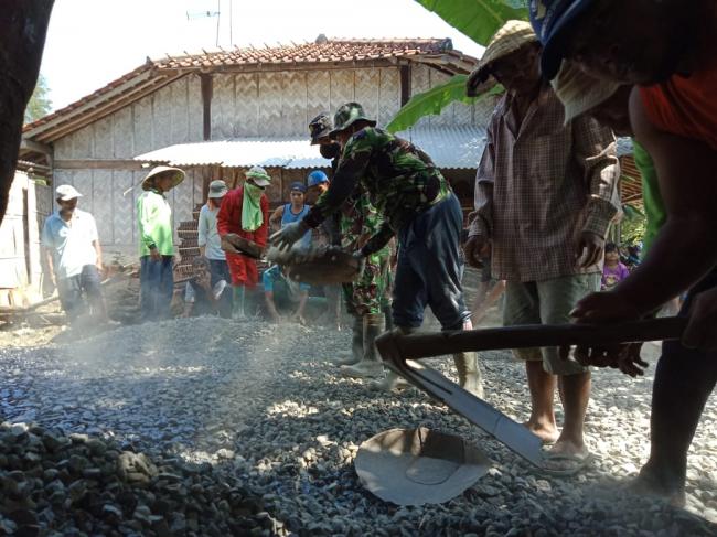 Kasdari Bantu Satgas TMMD Ratakan Material Jalan