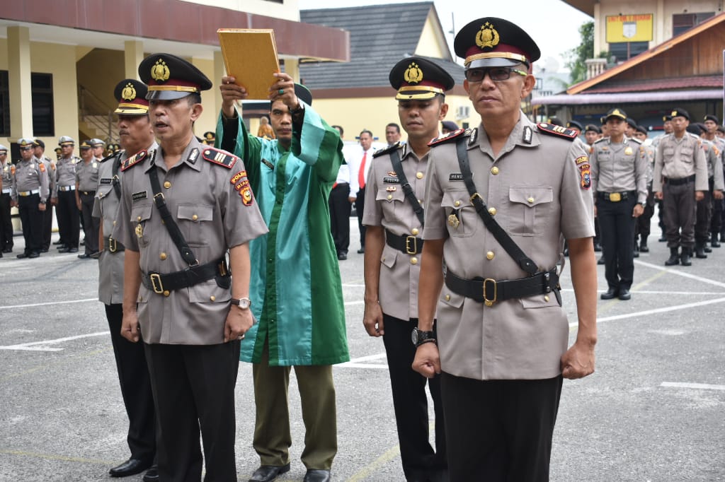 Kapolresta Pekanbaru Pimpin serah terima jabatan baru Kapolsek Sukajadi dan Kasat Binmas