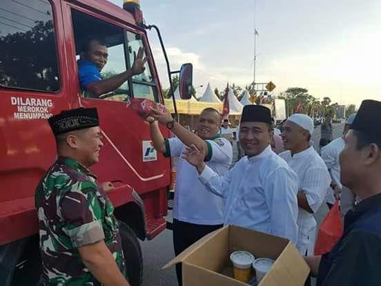 H Yopi Arianto Bagi Bagi Takjil Di Rest Area Pematang Reba