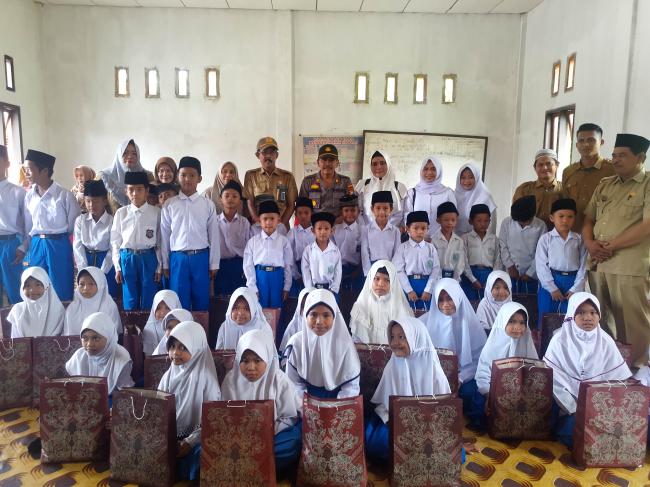 Marlis Syarif Beri Bantuan Kepada Siswa/i MI Nurul Huda Kota Baru