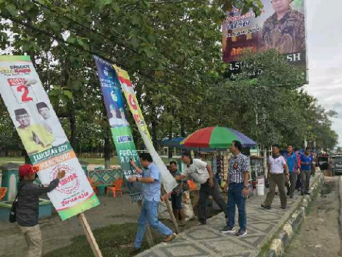 Jelang Pilkada, Panwaslu Pelalawan Bersihkan Alat Peraga Kampanye