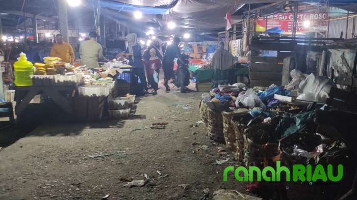 Pedagang Merasa Diperas Retribusi, Sampah Dibiarkan Menggunung di Pasar Lubuakjambi