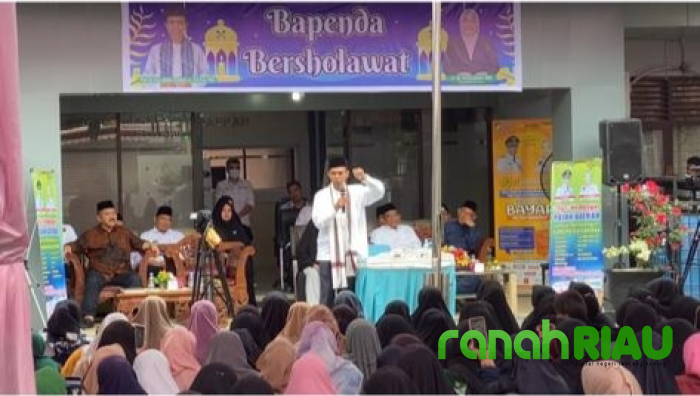 Ustadz Abdul Somad gemakan Bapenda bershalawat bersama Ribuan jamaah Majelis Taklim Kampar