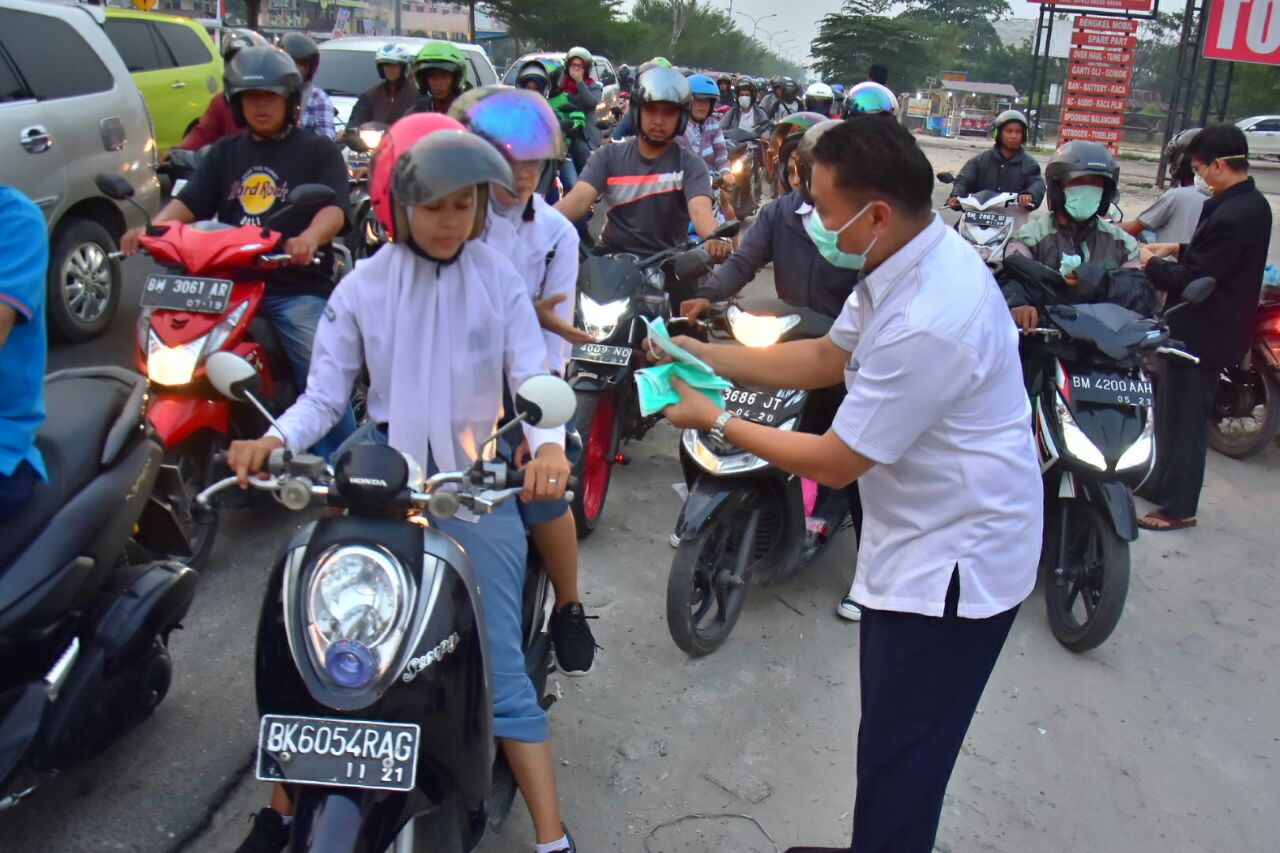 DPW PKS Riau Bagi-Bagi Masker