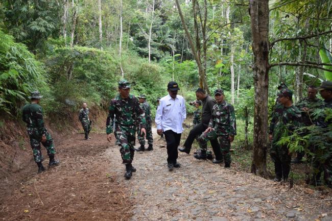 Lewati Lereng, Dandim Tinjau Rabat Jalan Beton  