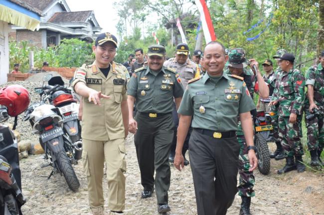 Bupati Melenggang Susuri Jalan Setapak