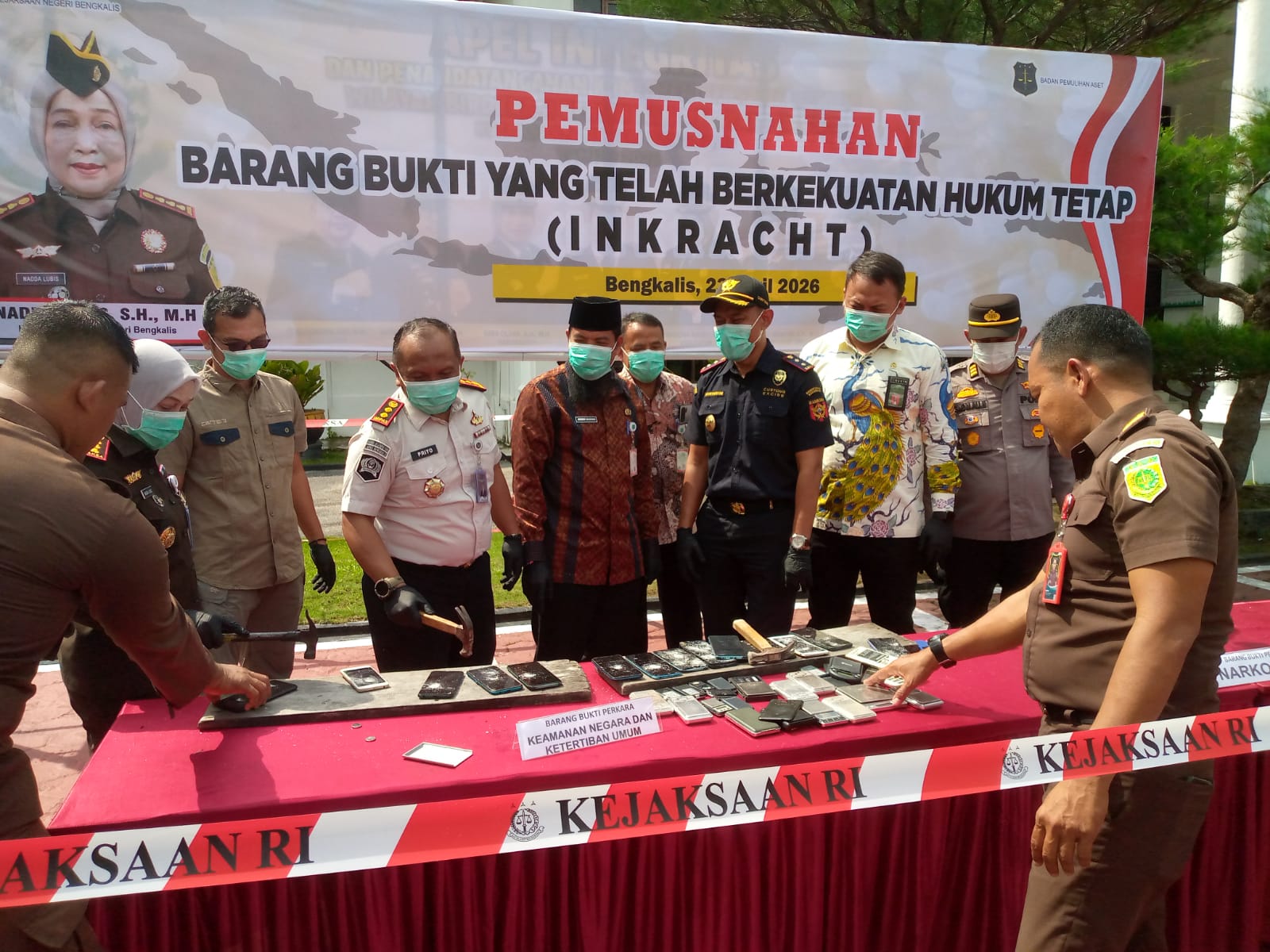 Inkracht, Kejari Bengkalis Musnahkan Barang Bukti 110 Perkara