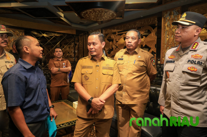 Agung Nugroho pimpin Langsung Penyegelan New paragon KTV Pool and Cafe 