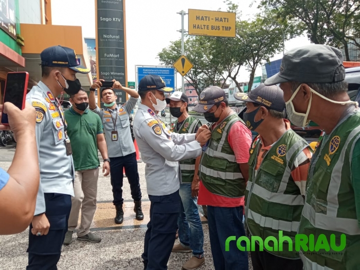 Pengelola parkir tepi jalan umum Kota Pekanbaru resmi beralih