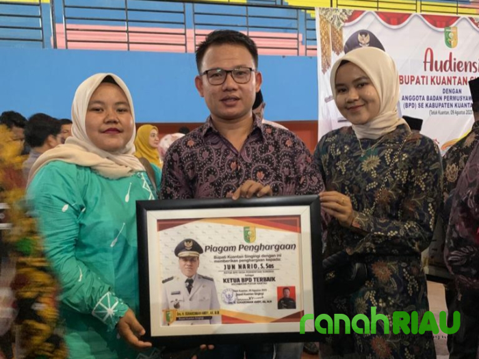 Jun Nario Terima Penghargaan dari Bupati Kuansing Sebagai Ketua BPD Terbaik