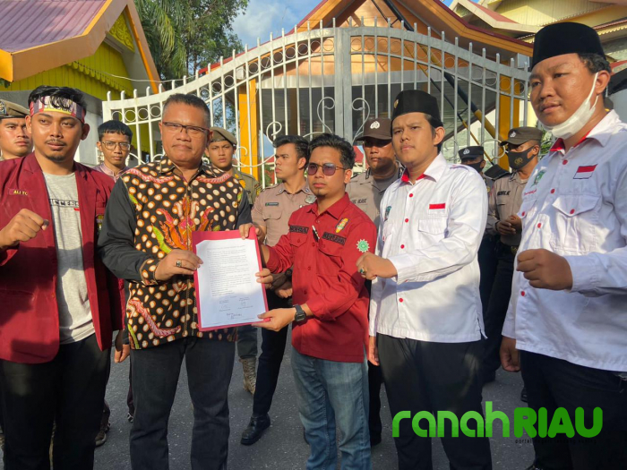 Gabungan massa KAMMI dan IMM gelar aksi didepan DPRD Riau