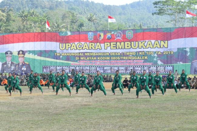 TNI-Polri dan Warga Kerja Bakti Bersihkan Sisa Pembangunan TMMD