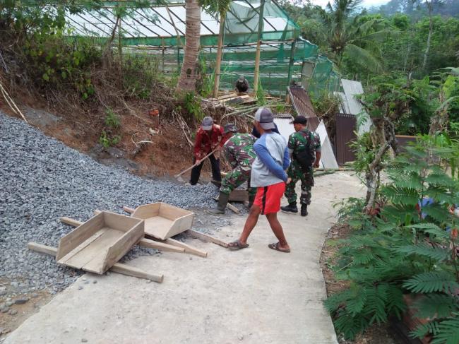  Ini Giat Gotong Royong Lebarkan Jalan, Babinsa Terdepan