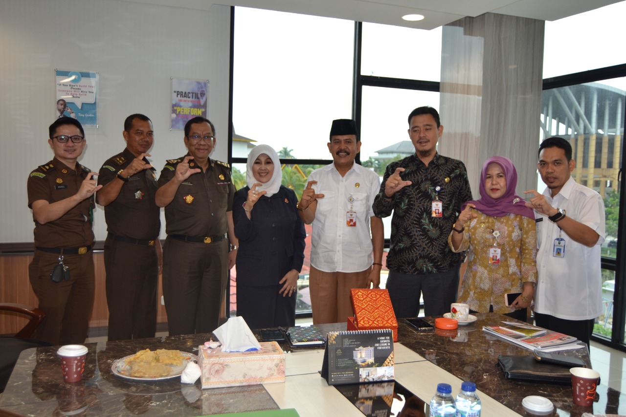 Ketua KI Riau Silaturahmi dengan Kajati Mia Amiati, Apa yang Dibicarakan?