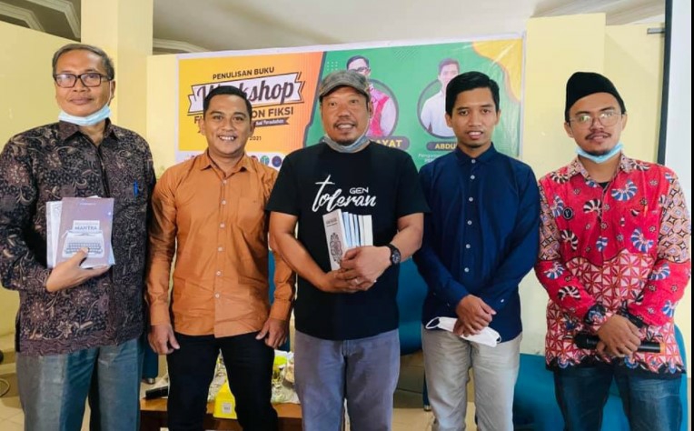 WORKSHOP PENULISAN BUKU FIKSI DAN NON FIKSI BAGI MAHASISWA RIAU